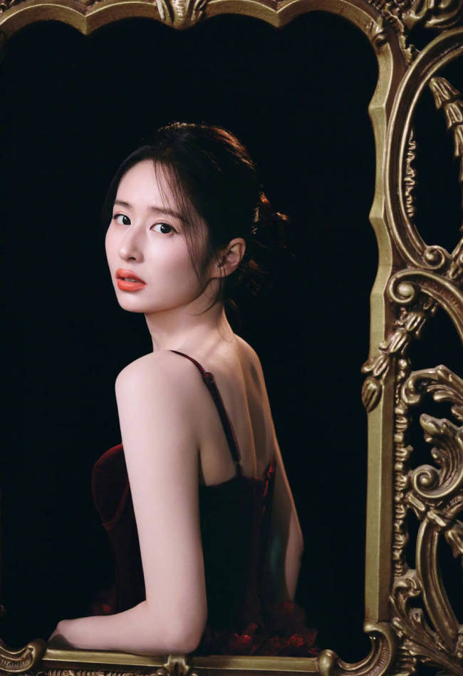颖儿穿花瓣长裙宛如油画公主 端坐画框中美轮美奂