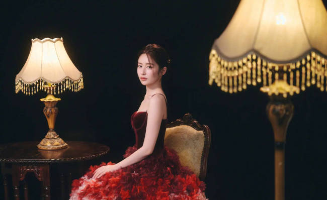 颖儿穿花瓣长裙宛如油画公主 端坐画框中美轮美奂
