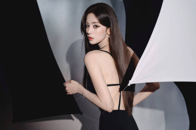 娜扎秒变成熟御姐性感火辣!展露美背肌肤柔软白嫩