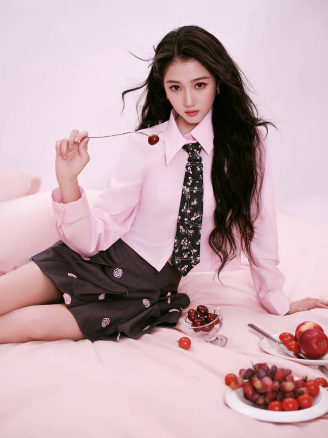 关晓彤穿粉嫩衬衣清新甜美!秒变糖果少女娇俏可人