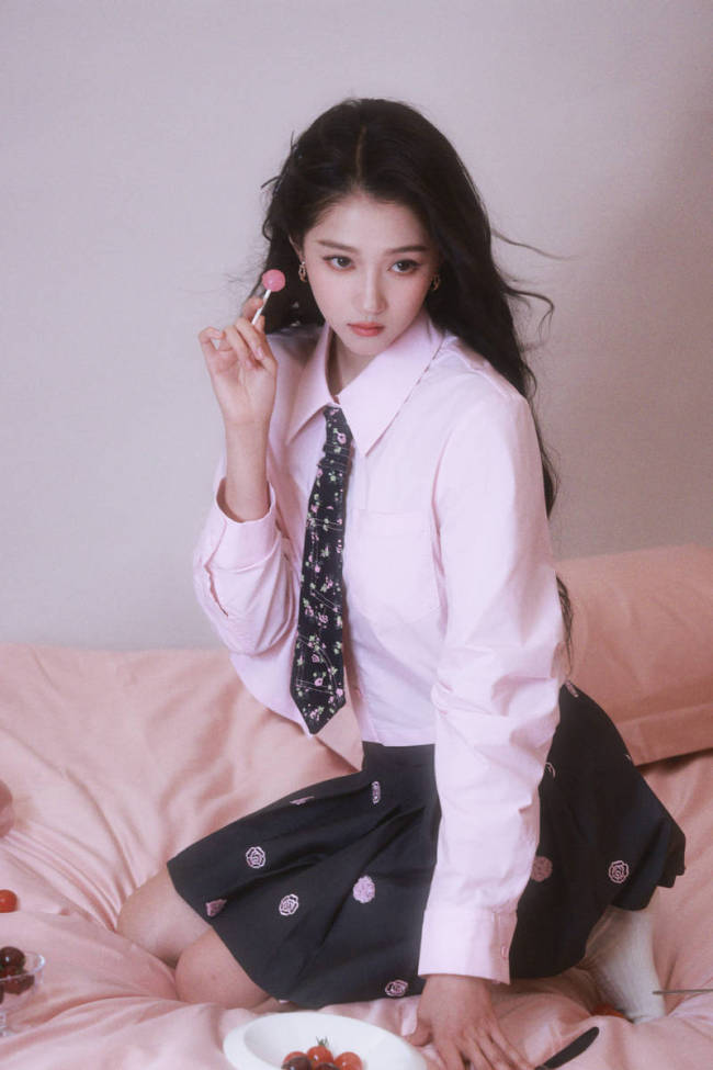 关晓彤穿粉嫩衬衣清新甜美!秒变糖果少女娇俏可人