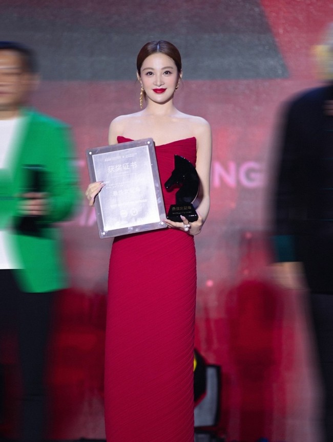 孙嘉璐出席亚洲国际青年影人之夜 获最佳女配角奖