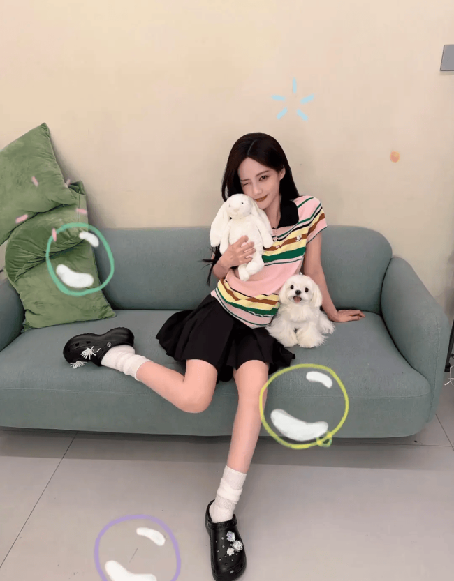 李一桐身穿彩色T恤配黑色短裙 怀抱小狗甜美可爱