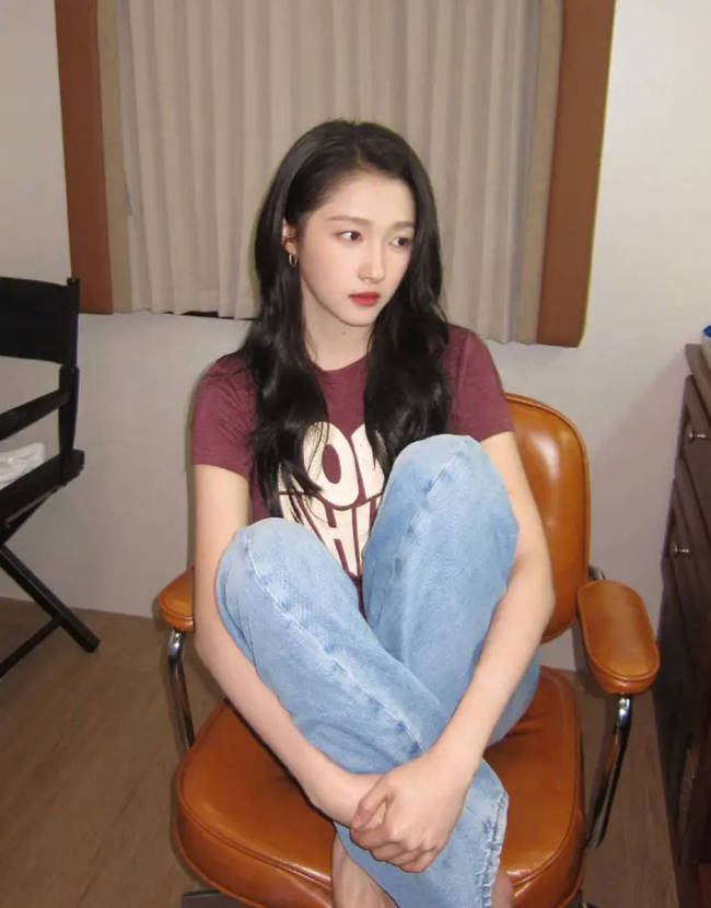 关晓彤身穿棕色T恤配牛仔裤 青春靓丽少女感满满