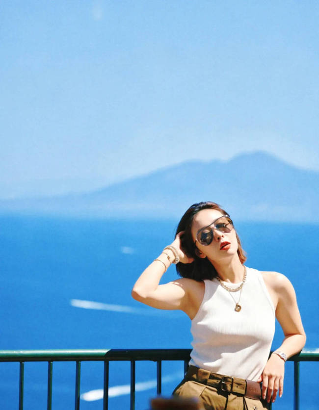 高叶游艇出海心情好!穿性感泳装大方秀火辣身材
