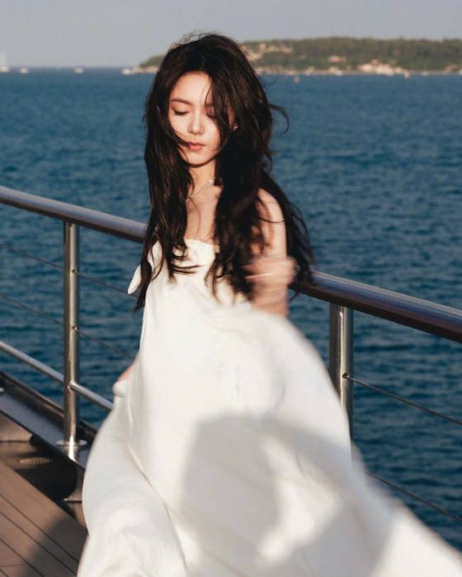 赵今麦身穿吊带白色长裙 海边微笑尽显优雅灵动