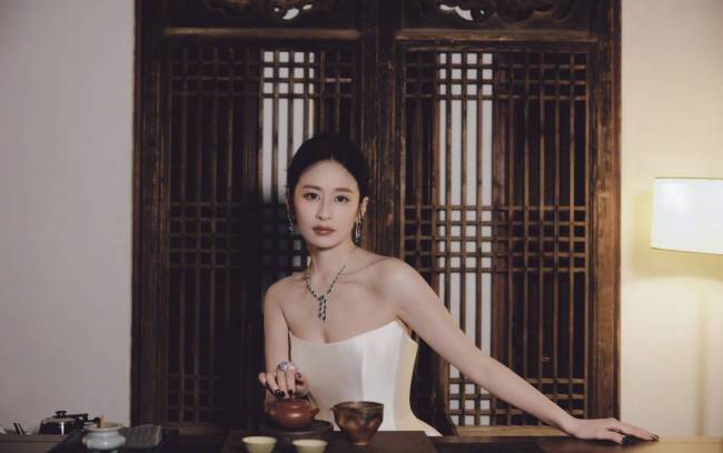 颖儿身穿新中式白色缎面裙 美丽典雅尽显东方韵味