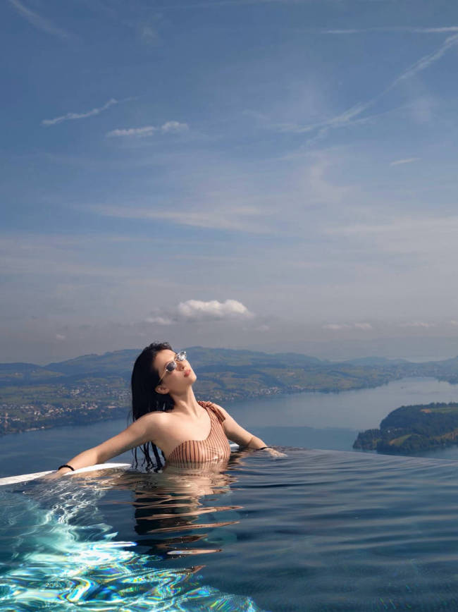 乔欣分享旅行美照 泳池里享受日光浴皮肤白到发光