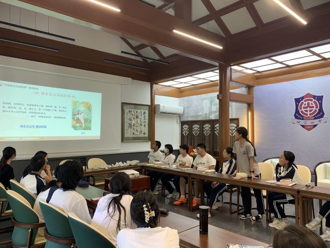 北京市第四中学同学们在课堂上讨论中医药历史典故