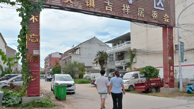 图片说明；王海洋的妈妈和弟弟正从外面回居住的小区