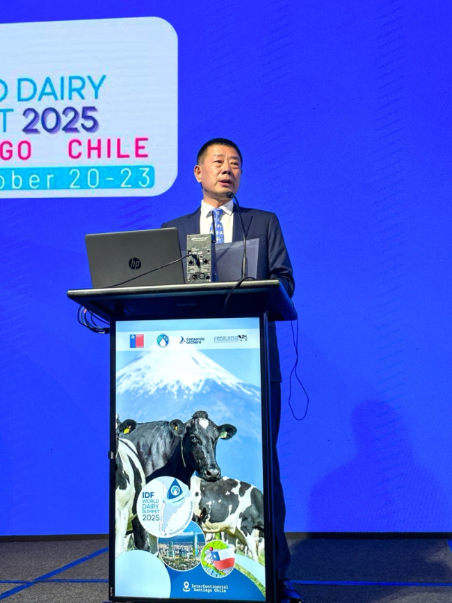中国飞鹤董事长冷友斌在世界乳业峰会发表开幕式演讲