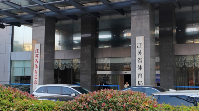 跳水馆内楼中楼是否违建 业主方继续缄默