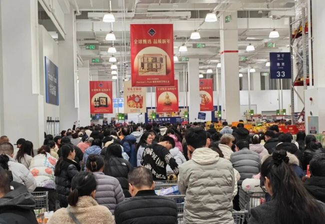 年底的山姆又挤爆了!盒马、奥乐齐、七鲜、快乐猴齐发力,零售新势力抢食年节消费