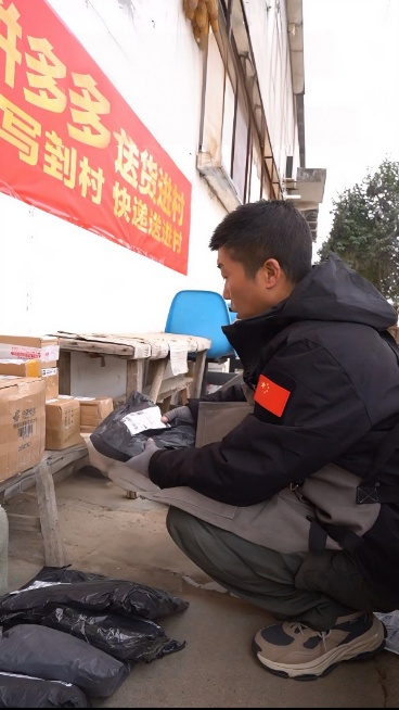 ▲拼多多已在全国多地试点“免费送货入村”服务，承担送货入村订单的二段中转费，优化农村购物体验、帮助商家打开进村市场。赵瀚傑|摄