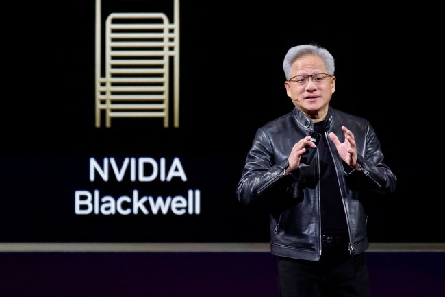 黄仁勋：AI进入“干活”时代，Token正在变成“钱”