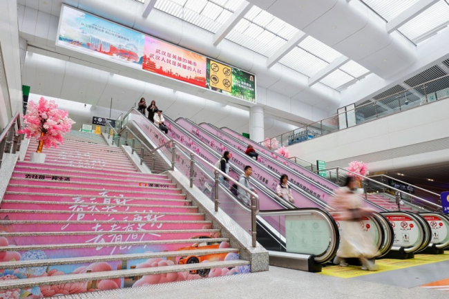 图组为：滴滴在多地发放赏花地图，在武汉天河机场设置赏花氛围引导