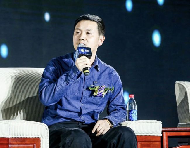 种藕之前，张海晖皮肤白净。张海晖本人供图