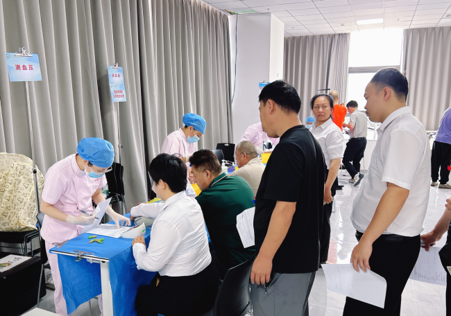 图组为：滴滴司机师傅有序参加体检项目