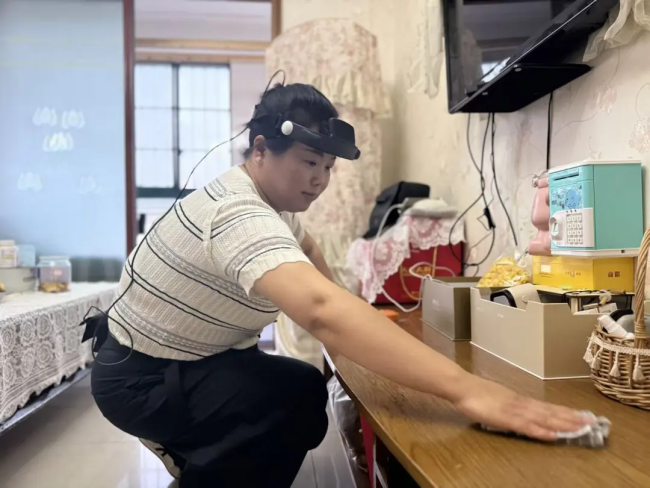 △宿迁湖滨社区居民做家务的同时采集具身数据