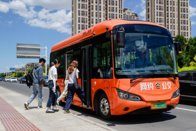 图为：用户在天津使用网约公交服务