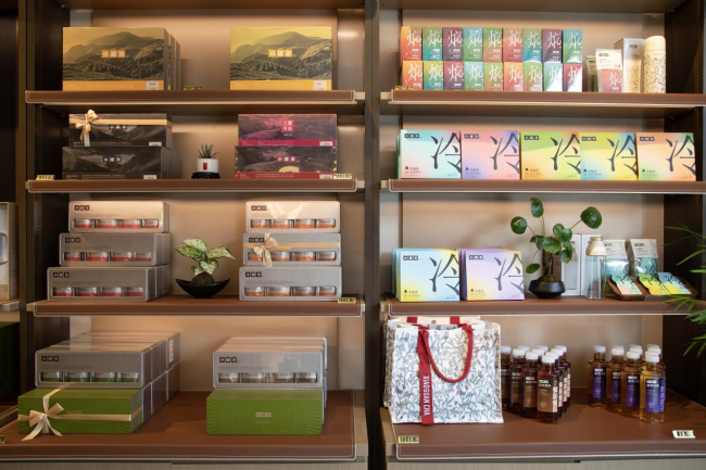 图：小罐茶店内部分礼品