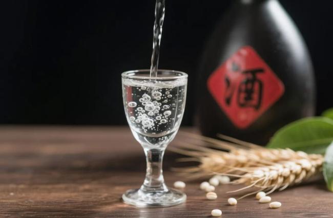 年内二度调价！茅台市场化破冰，白酒行业迎来结构大分化