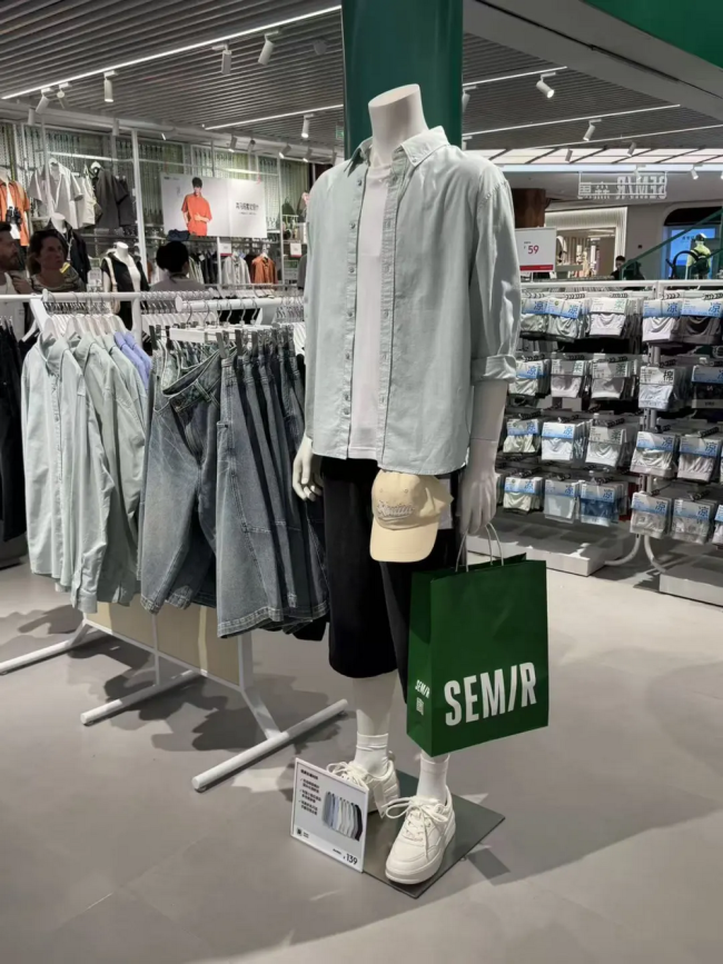 荷兰弟穿森马？159元同款裤售罄、店内上线“荷兰弟专区”，“步行街之王”如今七成收入靠孩子