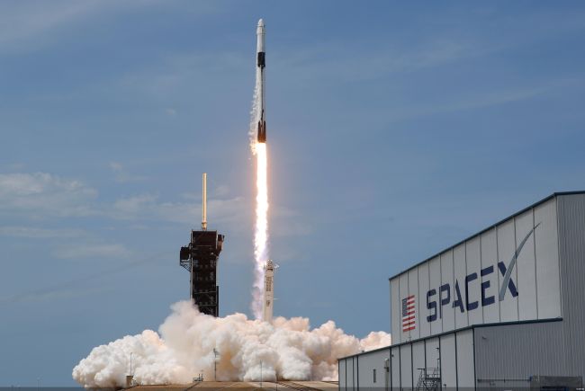 SpaceX首份财报：营收近翻倍股价却跳水