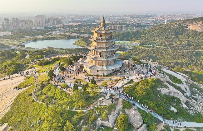 今年"五一"期间的石狮市宝盖山景区本报记者 吴鹏 通讯员 王文豪