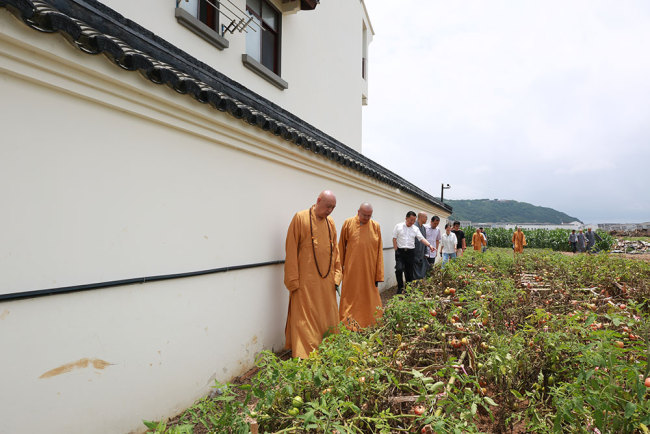 中国佛教协会教务部主任长顺法师,教务部副主任妙航法师,浙江省佛教