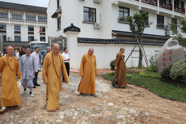 中国佛教协会教务部主任长顺法师,教务部副主任妙航法师,浙江省佛教