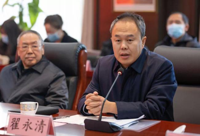 翟永清代表大同市人民政府向长期以来支持云冈石窟保护和旅游产业发展