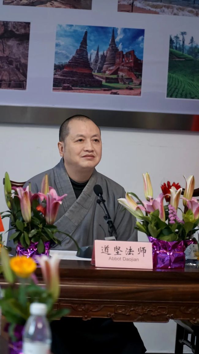 中国佛教协会常务理事,重庆市佛教协会副会长,重庆华岩寺方丈道坚法师