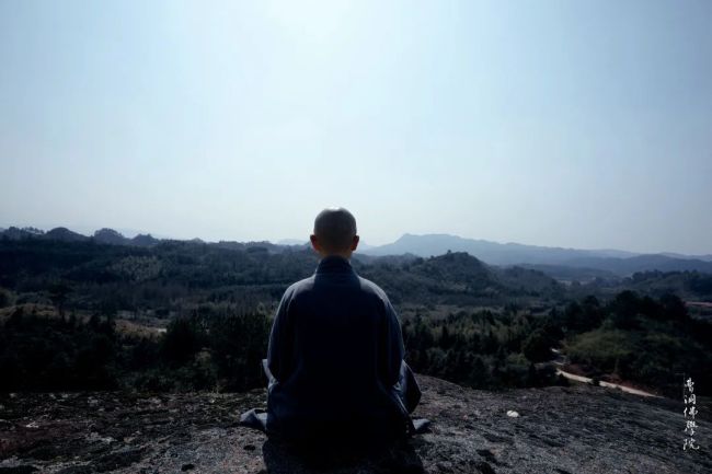 山风微醺,寂然静坐,穿越千年山顶打坐的快乐师生们对这次春天的行脚