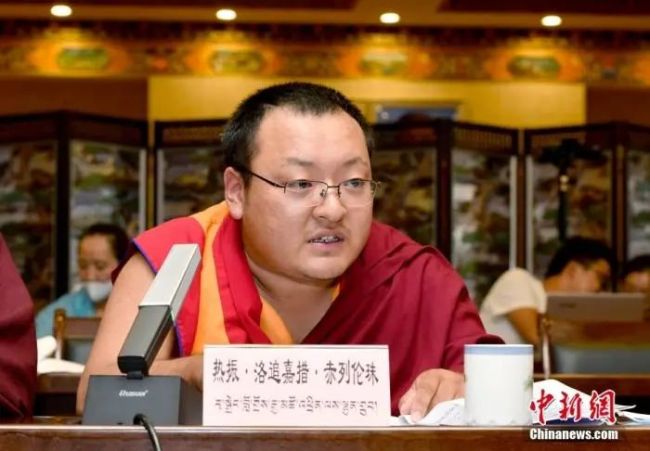 中新社发李林摄热振寺热振·洛追嘉措·赤列伦珠活佛向班禅介绍了自己