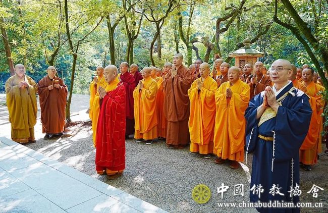 中国佛教代表团在唐招提寺鉴真大师墓前肃立诵经