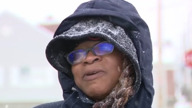 男子为偷PS5冒充ICE探员 结果被17岁玩家一拳打晕