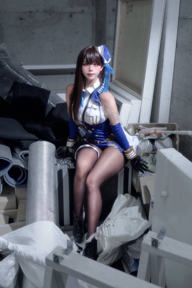 《胜利女神：妮姬》画师Cos 还原自己笔下角色