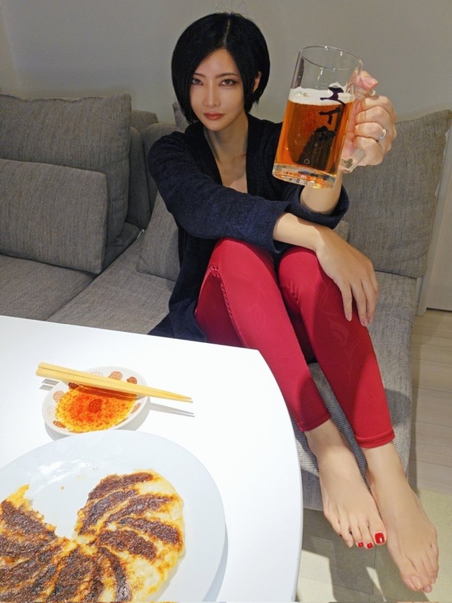 48岁日本漫画家晒生活照 神似《生化危机》艾达王