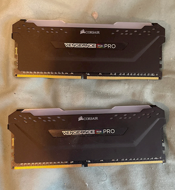 老外垃圾堆竟捡到完整PC 光64GBDDR4内存就值5000