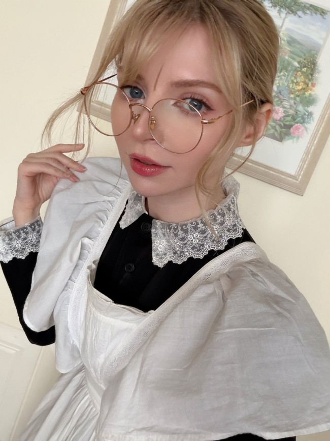 顶不住！《生化危机4》艾什莉“脸模”“体模”女仆装同框