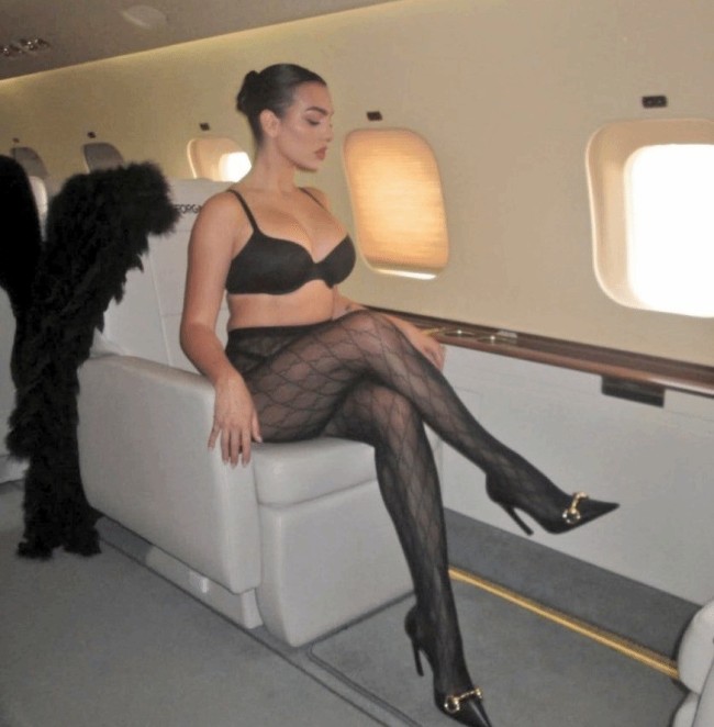 C罗未婚妻发大尺度照片 秀玉体美腿引发争议！