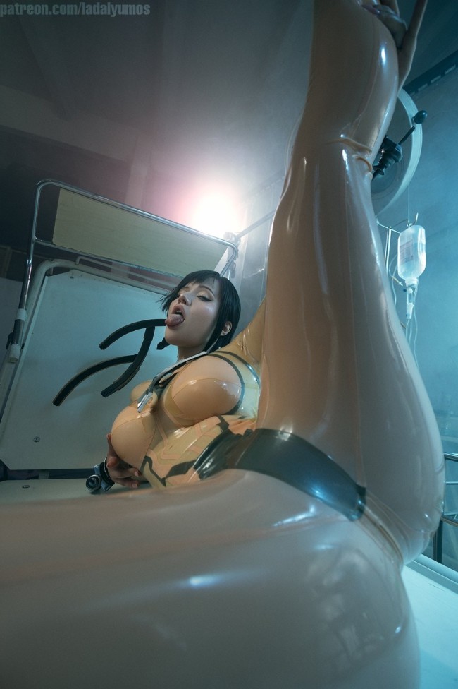 俄罗斯模特cos《剑星》伊芙 性感姿势完美身材！