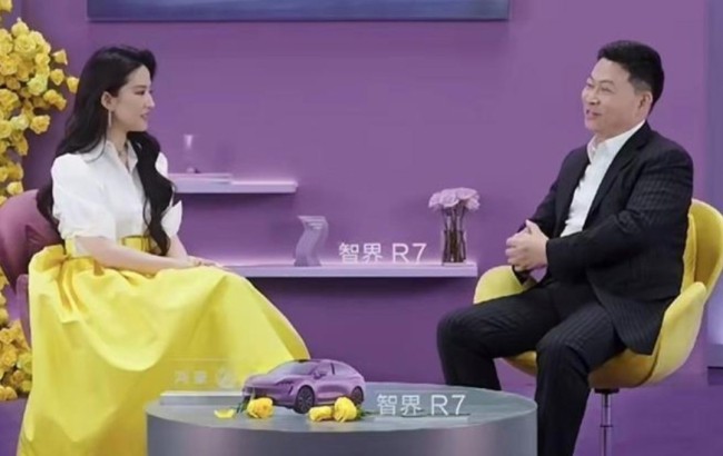 网友卢浮宫偶遇刘亦菲吃饭 意外发现她两年没换新手机