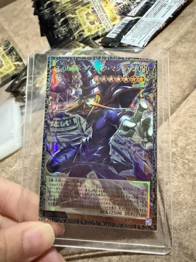 抽中《游戏王》稀有神卡 玩家一刀剪坏当场崩溃