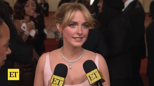 演员麦肯娜是《宝可梦》卡牌爱好者 竟在奥斯卡红毯拆卡