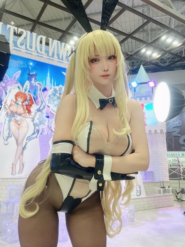 日本模特cos《棕色尘埃2》魔法少女ut妈 大雷露肚脐很吸睛！