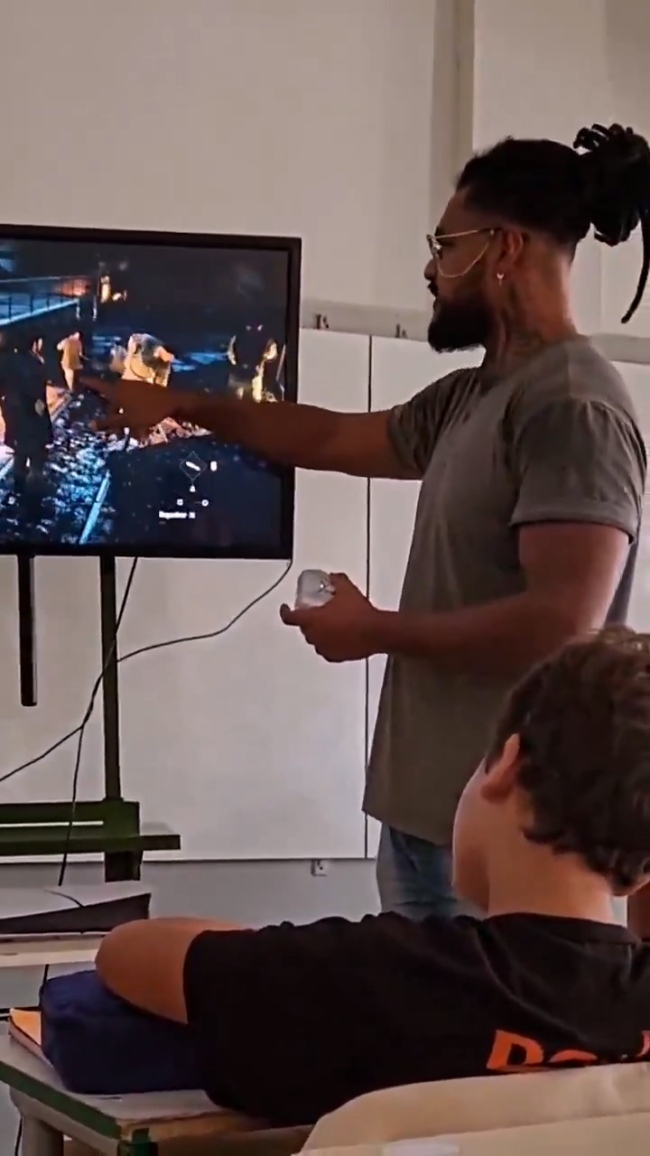 国外学校现场用PS5玩《刺客信条：枭雄》上历史课