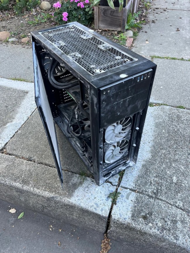 网友路上捡到被遗弃主机竟自带2920X处理器与64GB内存