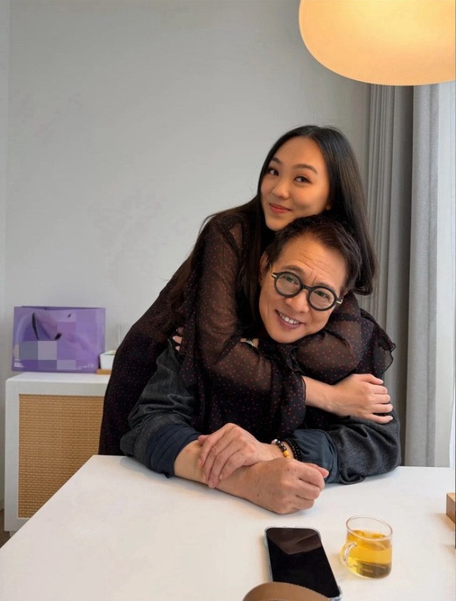 李连杰女儿晒出父女合影 称将改造老爸造型